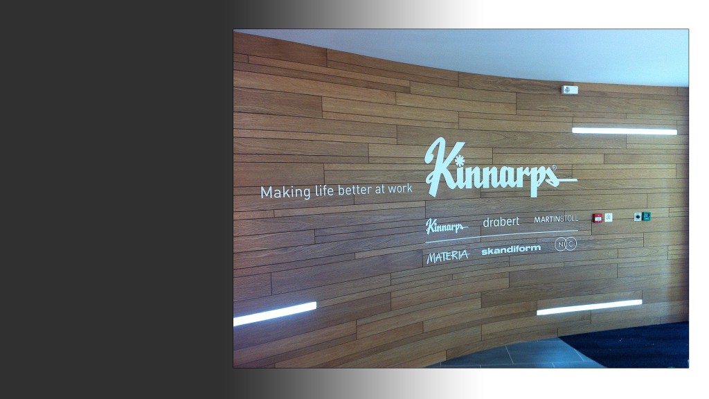Oak veneered MDF panelling creates a stunning backdrop for Kinnarps reception area